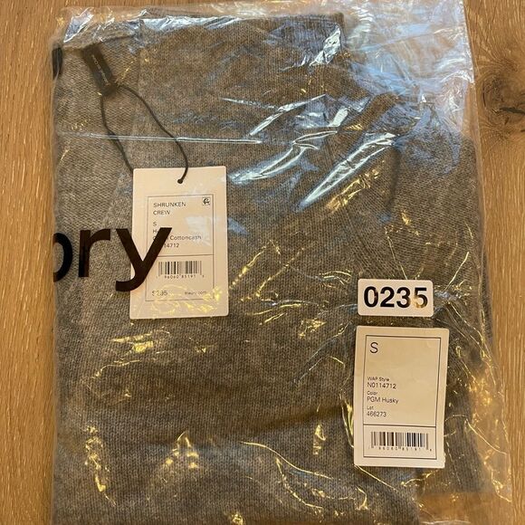 Theory
V Neck Cashmere Sweater - Picture 3 of 5